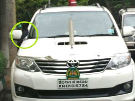 சித்தராமையா காரை விட்டு இறங்காத 