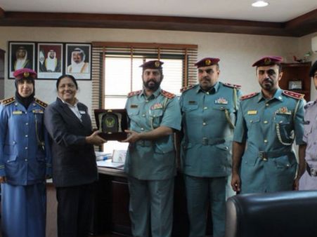 40 ஆண்டு சேவையை பாராட்டி இந்திய நர்ஸை கௌரவித்த அமீரக போலீசார்