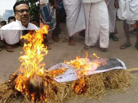 விஷ்ணுபிரசாத் நீக்கத்திற்கு எதிர்ப்பு... வேலூரில் ஈவிகேஎஸ் இளங்கோவன் உருவபொம்மை எரிப்பு