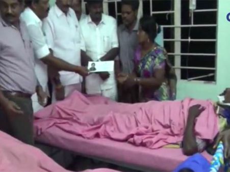 கிருஷ்ணகிரி கோர விபத்து: படுகாயம் அடைந்தவர்களுக்கு ஆறுதல் கூறி காசோலை வழங்கிய அமைச்சர்- வீடியோ