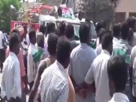 மர்ம கும்பல் தாக்குதல்... சாலை மறியலில் ஈடுபட்ட ஊர் மக்கள்- பரபரப்பு வீடியோ