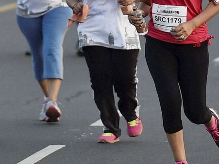 சென்னை மாரத்தான் போட்டியில் பாரம் தாங்காமல் மரப்பாலம் உடைந்து விபத்து - 300 பெண்கள் காயம்