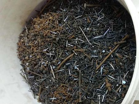 பெங்களூர் சாலைகளில் இருந்து 37 கிலோ ஆணி சேகரித்த என்ஜினியர்: போட்டது யார் தெரியுமா?