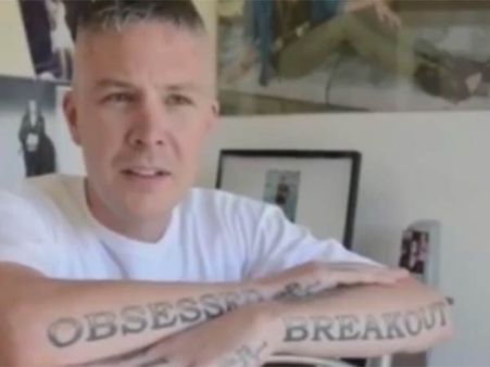 இந்த பக்கி உடம்பு பூரா பச்சையைக் குத்திட்டு படுற பாட்டைப் பாருங்களேன்!