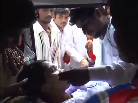 கர்நாடகாவில் ஆம்புலன்ஸில் படுத்தபடியே காதலனை மணந்த நர்ஸிங் மாணவி