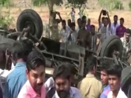 திருப்பூரில் பள்ளி வாகனம் கவிழ்ந்து விபத்து... 20 மாணவர்கள் படுகாயம் - வீடியோ