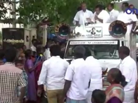 நன்றி தெரிவிக்க சென்ற அதிமுக எம்எல்ஏ தங்க தமிழ்ச்செல்வனை முற்றுகையிட்ட கிராம மக்கள் - வீடியோ