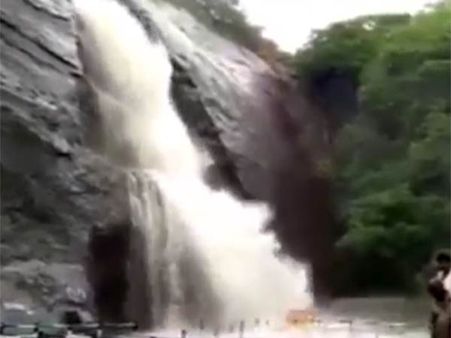 குற்றால அருவில் கொட்டுது வெள்ளம்.... குளிக்கத் தடை- வீடியோ