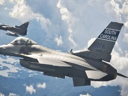 நடுவானில் போர் விமானங்கள் நேருக்கு நேர் மோதல்: அதிர்ஷ்டவசமாக உயிர் தப்பிய விமானிகள் !