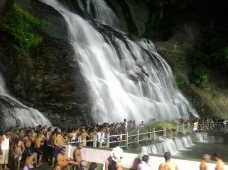 சீசனின் முதல் நாளில் சீறிய குற்றாலம் அருவிகள் இப்போது அமைதியில்... குளிக்க அனுமதி!