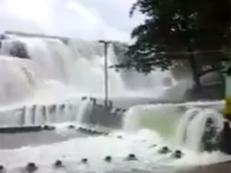 திற்பரப்பு அருவியில் ஆர்ப்பரித்துக் கொட்டும் வெள்ளம்... 3வது நாளாக குளிக்கத் தடை- வீடியோ