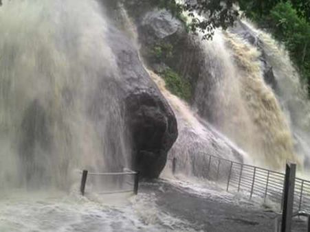 குற்றாலத்தில் மீண்டும் வெள்ளப்பெருக்கு: அருவிகளில் குளிக்கத் தடை- எஸ்.பி. ஆய்வு