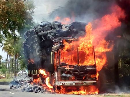 மின்கம்பி உரசி லாரியில் தீ விபத்து... கொழுந்து விட்டு எரிந்த தீ- வீடியோ