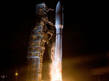 அமெரிக்காவில் உளவு செயற்கைக்கோளுடன் விண்ணில் பறந்த ராக்கெட் வெடித்து சிதறியது