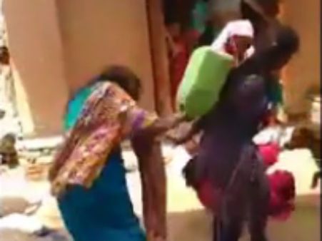 டெல்லியில் தண்ணீருக்காக பெண்கள் சேலையை இழுத்து குடுமிபிடி சண்டை