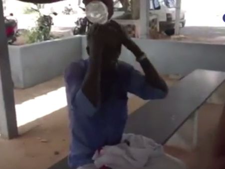 பட்டா இழுபறி... கரூர் கலெக்டர் அலுவலகத்தில் விவசாயி தீக்குளிக்க முயன்றதால் பரபரப்பு - வீடியோ