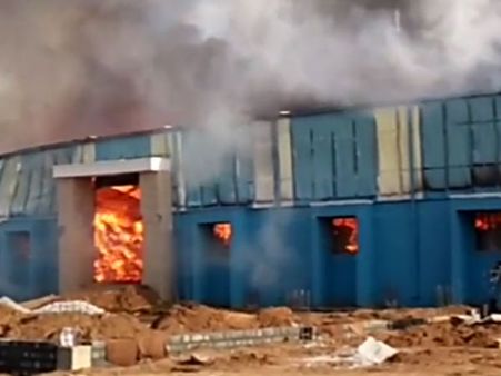 கிருஷ்ணகிரி அருகே பேப்பர் மில்லில் பயங்கர தீ விபத்து... ரூ. 1.5 கோடி மதிப்புள்ள பொருட்கள் நாசம்