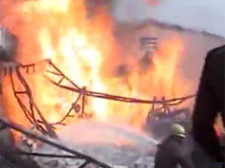 ஈரோடு அருகே எண்ணெய் கிடங்கில் தீவிபத்து - பல லட்சம் பொருட்கள் நாசம் - வீடியோ