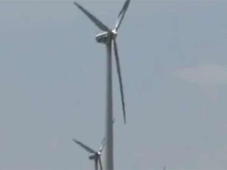 தீப்பிடித்த எரிந்து 80 அடி உயர காற்றாலை... வெடித்து கீழே விழுந்ததால் மக்கள் பீதி - வீடியோ