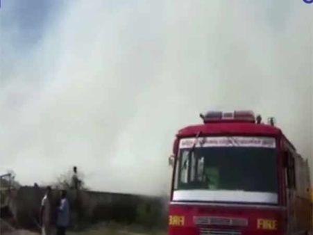 மின்வயர் உரசியதால் குப்பைக் கிடங்கில் தீ... புகைமூட்டத்தால் மக்களுக்கு மூச்சுத்திணறல்- வீடியோ