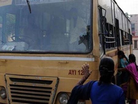 பஸ் டே கொண்டாடிய மாணவர்கள், போலீஸார் இடையே மோதல்: எஸ்.ஐ. மீது தாக்குதல்