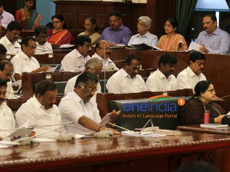 தமிழக சட்டசபையில் முன் இருக்கை தரப்பட்ட 'குறிப்பிட்ட ஊடகங்களுக்கு' பின் இருக்கை ஒதுக்கீடு
