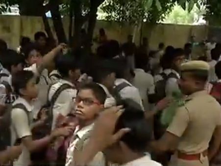 சென்னை- பள்ளி வகுப்பறையை நொறுக்கிய மாணவர்கள் - தலைமை ஆசிரியரை மாற்றியதால் ஆத்திரம்