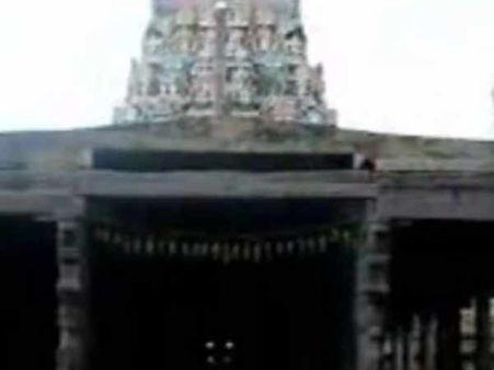 எல்லை மீறிய குடிகாரர்கள் தொல்லை: கோவிலாக மாறிய பயணிகள் நிழற்குடை