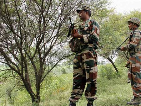 காஷ்மீரில் பாதுகாப்பு படையினர் அதிரடி தாக்குதல்- 2 தீவிரவாதிகள் பலி