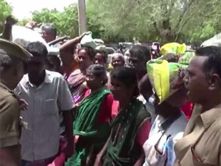 கலெக்டர் முன்பு நெல்லை கொட்டி விவசாயிகள் ஆர்பாட்டம்- வீடியோ