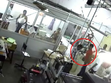 சம்பள பாக்கி கேட்ட தொழிலாளியை அடித்து நொறுக்கிய முதலாளி.. சிசிடிவி காட்சிகளால் பரபரப்பு- வீடியோ