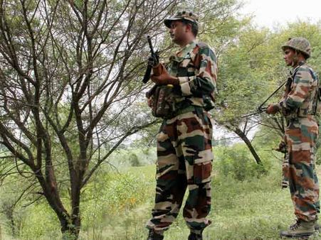 காஷ்மீரில் பாதுகாப்பு படையினர் நடத்திய அதிரடி தாக்குதலில் தீவிரவாதி ஒருவர் பலி