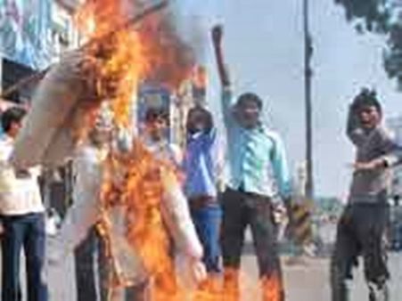 நடிகர் அம்பரீஷ் உள்பட 14 அமைச்சர்கள் நீக்கம்..பேருந்துக்கு தீ வைப்பு..கர்நாடகாவில் பதற்றம் !