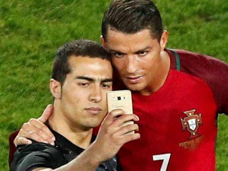 சல்லுன்னு புகுந்து செல்பி கேட்ட ரசிகர்.. சற்றும் கோபிக்காமல் சிரித்தபடி போஸ் கொடுத்த ரொனால்டோ!