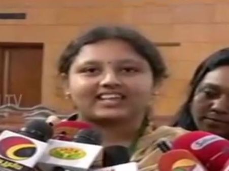 தனக்கு கிடைத்த மருத்துவ கல்லூரி சீட்டை தோழிக்காக விட்டுக்கொடுத்த மாணவி வர்ஷினி