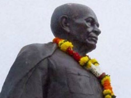 சர்தார் படேல் சிலைக்கு பேனா, பொம்மை துப்பாக்கி மாலை.... குஜராத் மாஜி போலீஸ் அதிகாரியால் சர்ச்சை