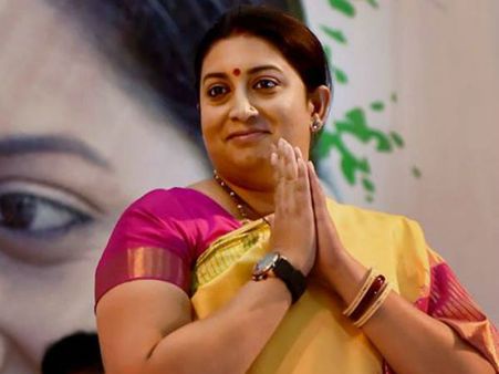 6 மத்திய பல்கலைக்கழகங்களில் யோகாவுக்கென தனி துறை! - ஸ்மிருதி இரானி