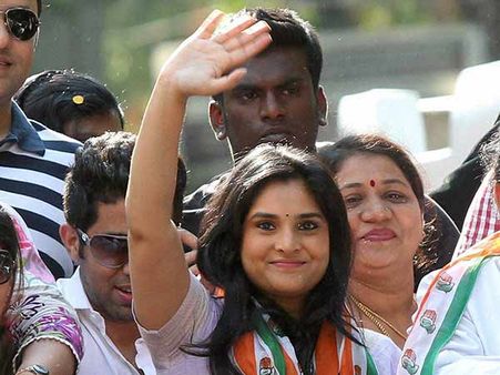 நடிகை 'குத்து' ரம்யாவுக்கு அமைச்சர் பதவி- 'ஒக்கலிகா' சமூகத்தை சமாதானப்படுத்த ராகுல் அதிரடி!