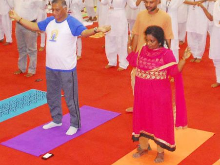 சென்னையில் களைகட்டிய யோகாதினம் : தமிழிசை, மத்திய அமைச்சர் விகே. சிங் பங்கேற்பு