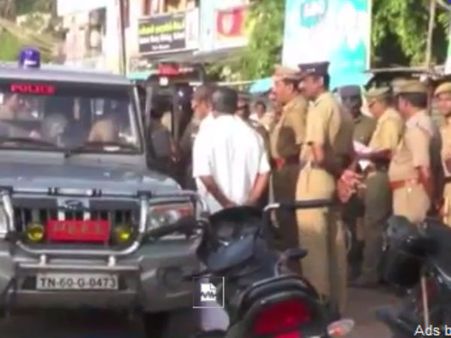 இருவர் சண்டை கோஷ்டிப் பூசலானது... பலர் காயம்... போலீஸ் குவிப்பு... தேனி அருகே பதற்றம் - வீடியோ