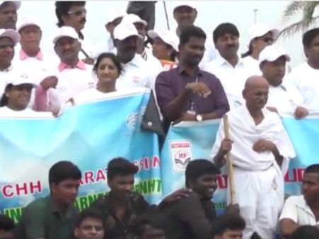 சென்னையில் ‘காந்தித் தாத்தா’ தலைமையில் நடந்த தூய்மை இந்தியா விழிப்புணர்வு பேரணி - வீடியோ