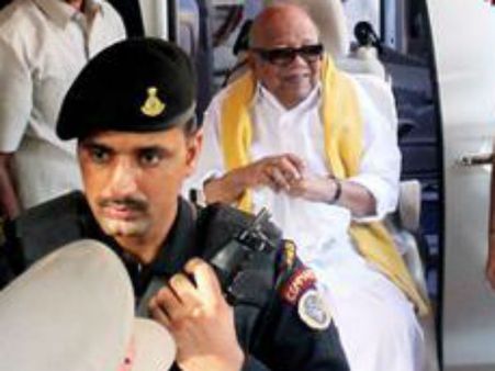 கருணாநிதிக்கான இசட் பிளஸ் பாதுகாப்பை வாபஸ் பெறுகிறது மத்திய அரசு.. லாலுவுக்கும் கிடையாது!