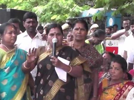 விலைவாசி உயர்வை கண்டித்து காய்கறி மாலை அணிந்து மகளிர் காங்கிரஸ் போராட்டம்- வீடியோ