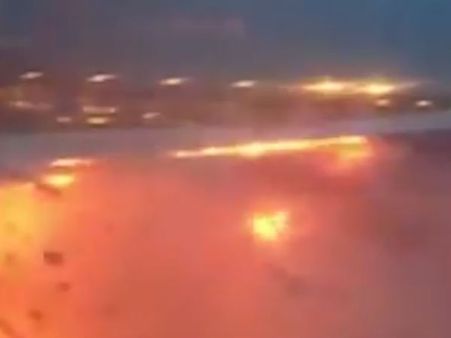 விமானம் தரையிறங்கியபோது தீப்பிடித்ததால் பரபரப்பு... 241 பயணிகள், ஊழியர்கள் அதிர்ஷ்டவசமாக தப்பினர்!