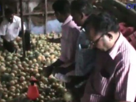 எத்தனால் தெளித்து பழுக்க வைக்கப்பட்ட 5 டன் மாம்பழங்கள் ஈரோடு மார்க்கெட்டில் பறிமுதல்-வீடியோ