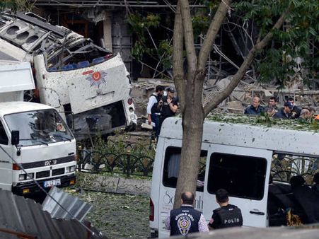 இஸ்தான்புல் தாக்குதல் : மோடி, ராகுல் கண்டனம் - உதவி எண்கள் அறிவிப்பு