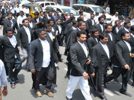 வழக்கறிஞர் சட்டத்திருத்தத்தை வாபஸ் பெறக்கோரி ரயில் மறியல்- தமிழகம் முழுவதும் வக்கீல்கள் கைது