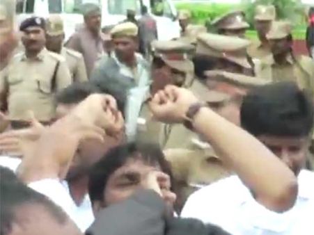 வழக்கறிஞர் சட்டத்திருத்தத்தை வாபஸ் பெறக்கோரி ரயில் மறியல்: வக்கீல்கள் கைது- வீடியோ