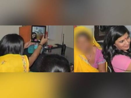 பலாத்காரம் செய்யப்பட்ட பெண்ணுடன் சிரித்துக் கொண்டே செல்பி... சர்ச்சையில் மகளிர் ஆணைய உறுப்பினர்