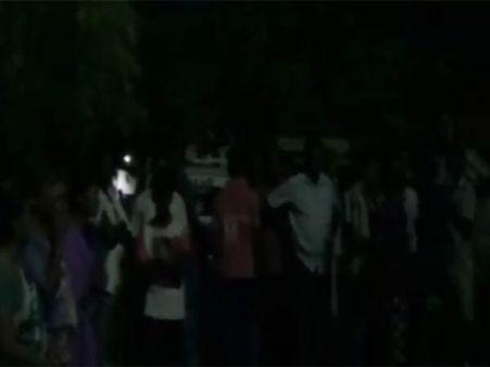 கள்ளக்காதல்... டெய்லரை வீடு புகுந்து வெட்டிக் கொன்ற கும்பல்... திருப்பூரில் பயங்கரம்- வீடியோ